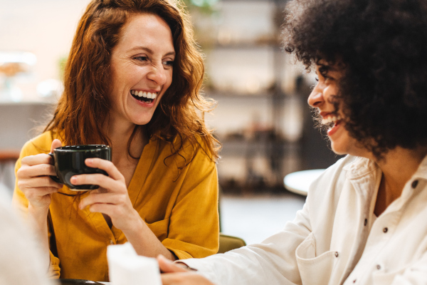 zwei Frauen mit Kaffeetasse am Tisch